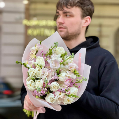 Ароматний весняний букет із ніжних фрезій, тюльпанів і матіоли «Світла мрія»