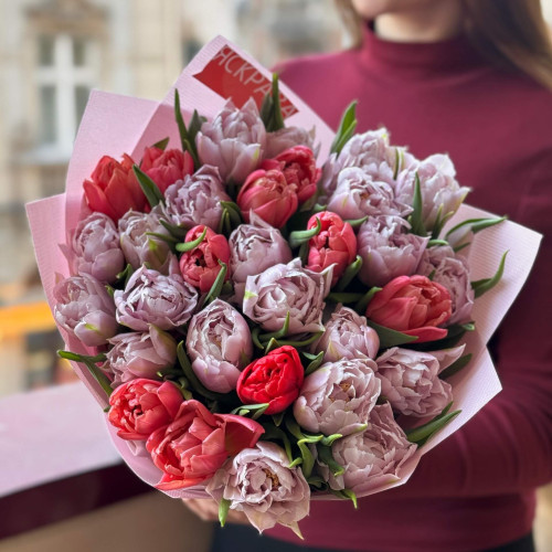 Розкішні півонієвидні тюльпани в двох кольорах у букеті «Березнева любов»