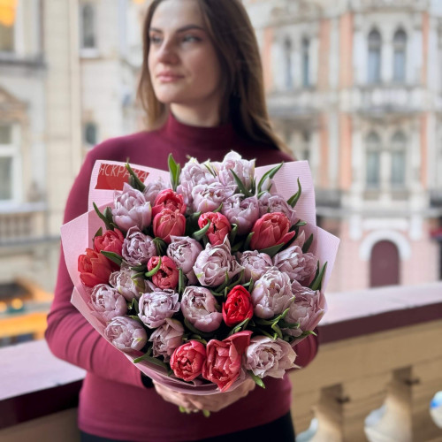 Розкішні півонієвидні тюльпани в двох кольорах у букеті «Березнева любов»