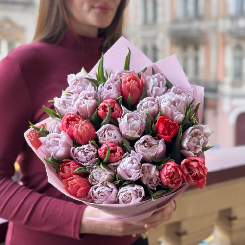 Розкішні півонієвидні тюльпани в двох кольорах у букеті «Березнева любов»