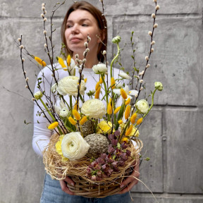 Великодня композиція з ранункулюсами «Світло надії»