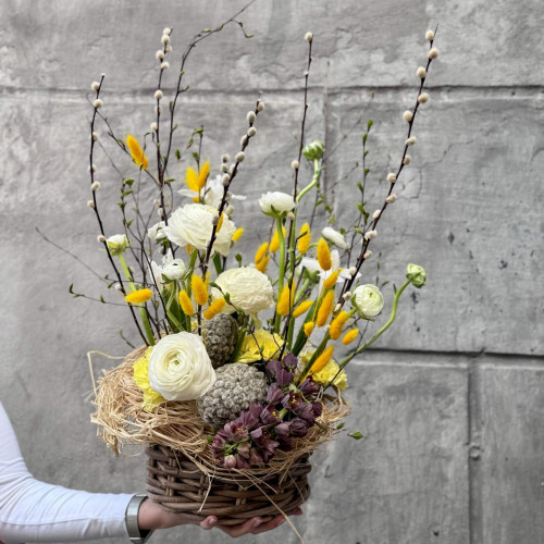 Великодня композиція з ранункулюсами «Світло надії»