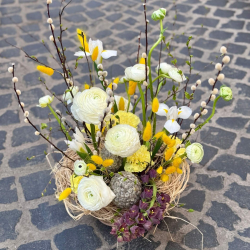 Великодня композиція з ранункулюсами «Світло надії»