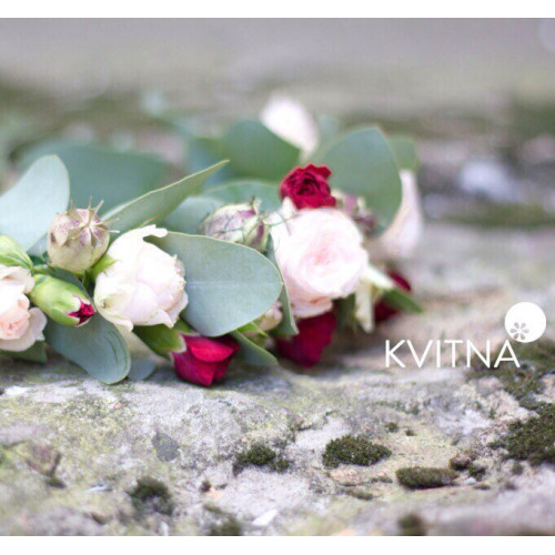 Веночек "Розовая страсть" с кустовой пионовидной розой