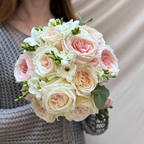 Весільний букет із запашними трояндами та фрезіями «Ароматна вишуканість»