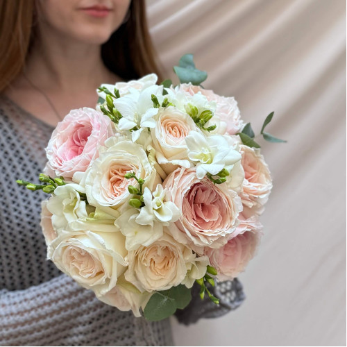 Весільний букет із запашними трояндами та фрезіями «Ароматна вишуканість»