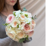 Весільний букет із запашними трояндами та фрезіями «Ароматна вишуканість»