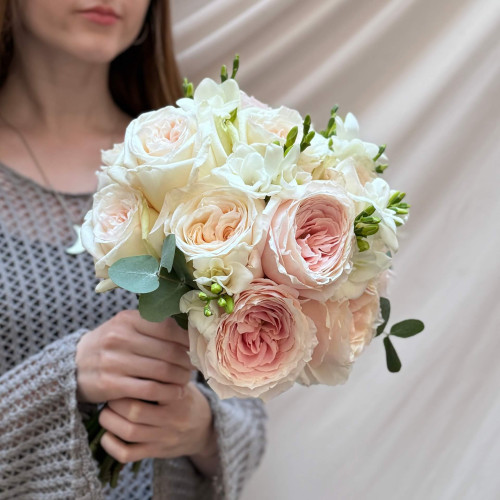 Весільний букет із запашними трояндами та фрезіями «Ароматна вишуканість»