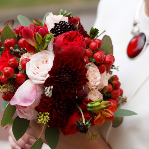 Яскравий букет нареченої