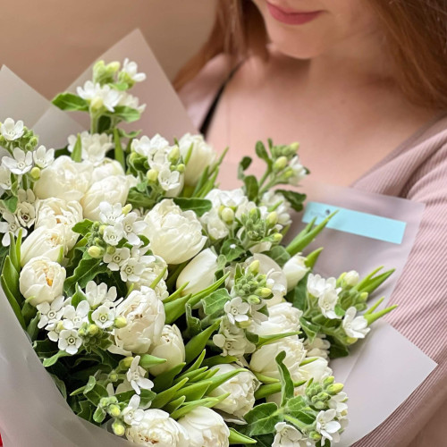 Белоснежный букет из пионовидных тюльпанов и оксипеталума «Невинность»