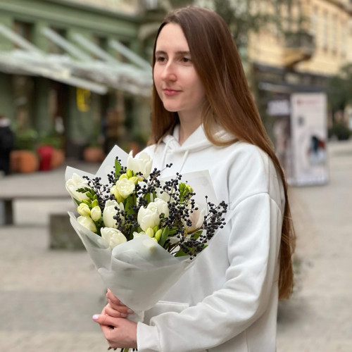 Нежный букет с весенним настроением с тюльпанами и фрезией «Хрупкая Юлия»