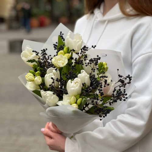 Нежный букет с весенним настроением с тюльпанами и фрезией «Хрупкая Юлия»