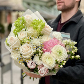Ніжний вишуканий букет з ранункулюсами «Романтична поезія»