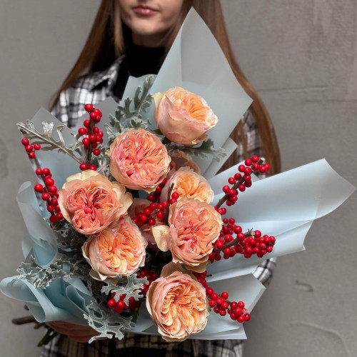 Мереживний букет з піоновидними трояндами Tip Top та ілексом «Морозний рум'янець»