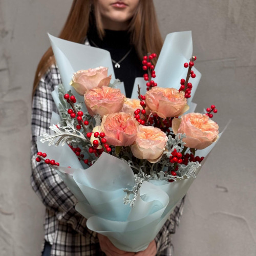 Мереживний букет з піоновидними трояндами Tip Top та ілексом «Морозний рум'янець»