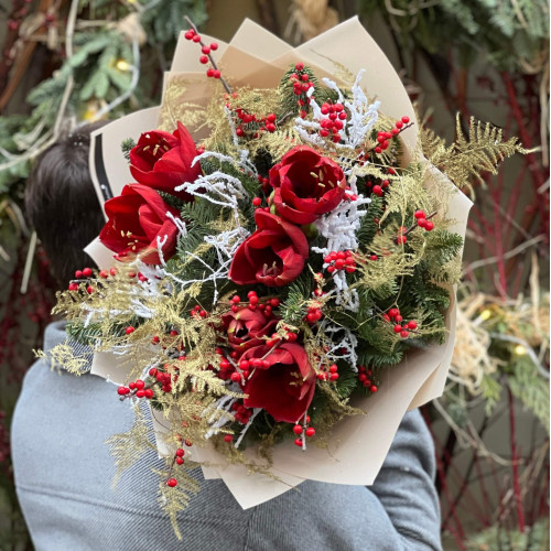 Luxurious winter bouquet with amaryllis «Golden Garden»