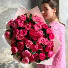 https://kvitna.ua/image/cache/webp/catalog/bouquets-of-peony-roses/1/scdn-com-images-products-1-7687-381435399-927-1-288x288.webp